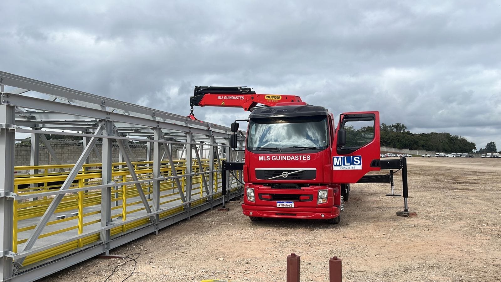 Alugue guindastes em Curitiba e Araucária com segurança e eficiência. Oferece locação de equipamentos de elevação para construção e indústria.